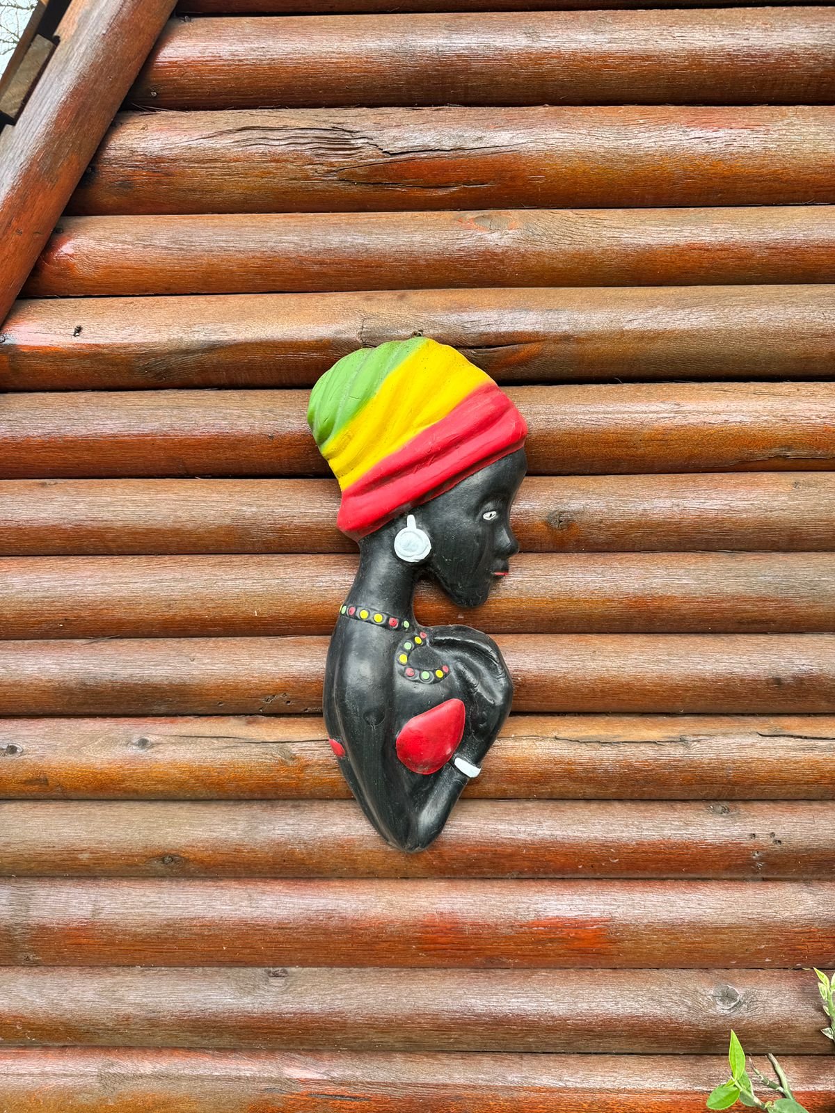 Figura de cerámica afroparaguaya en la pared de una cabaña
