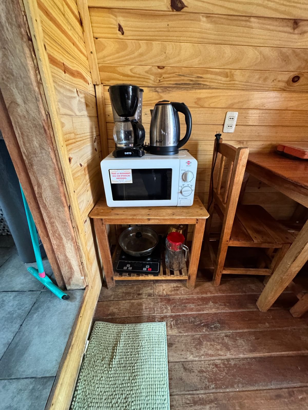 Kitchenette con microondas, cafetera y pava eléctrica