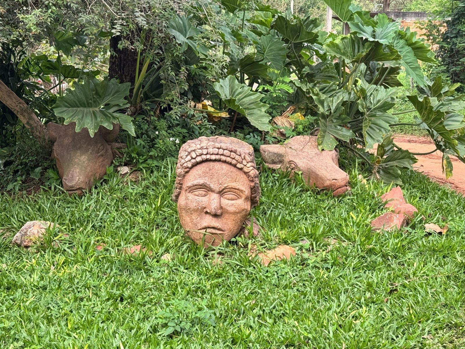Esculturas de piedra en el predio, homenaje a la herencia afroparaguaya