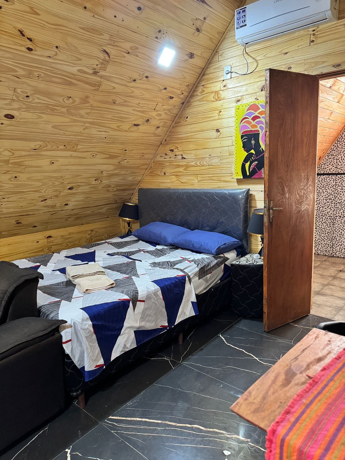 Cama matrimonial preparada con las toallas bordadas de la casa