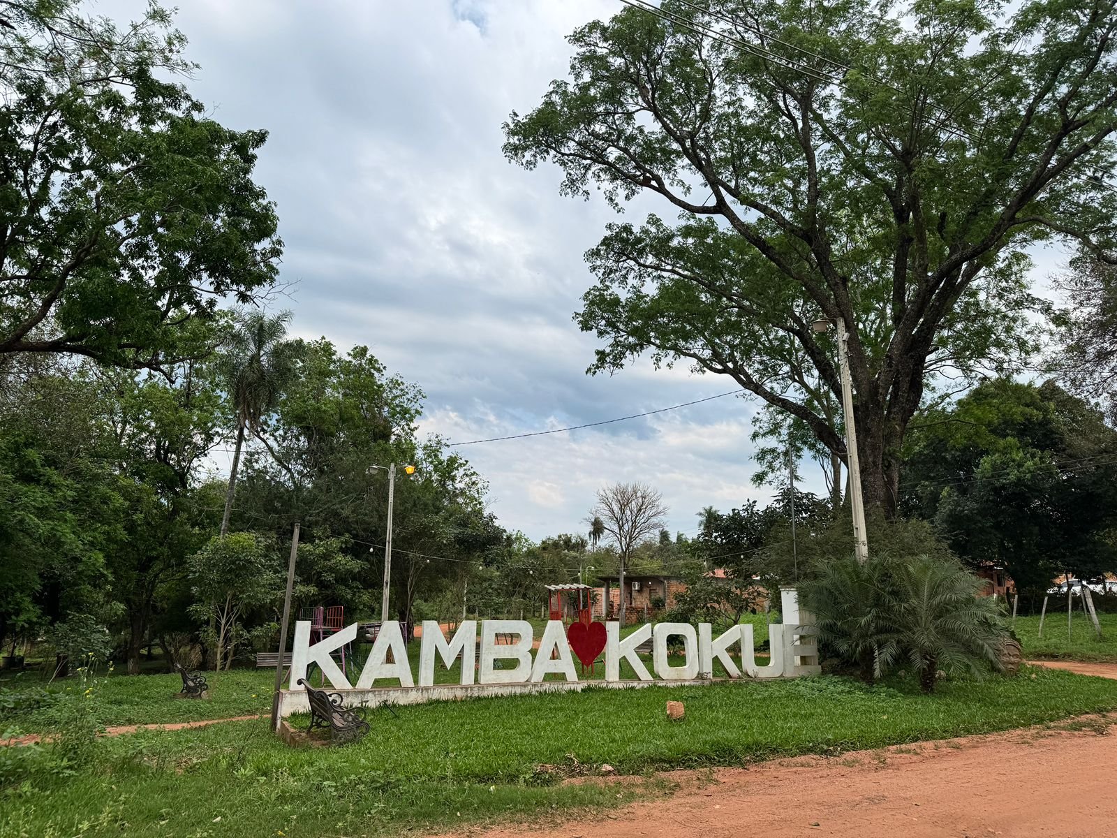 Plaza conmemorativa de Kamba Kokue, con el monumento de letras, frente a Alpinas Kamba