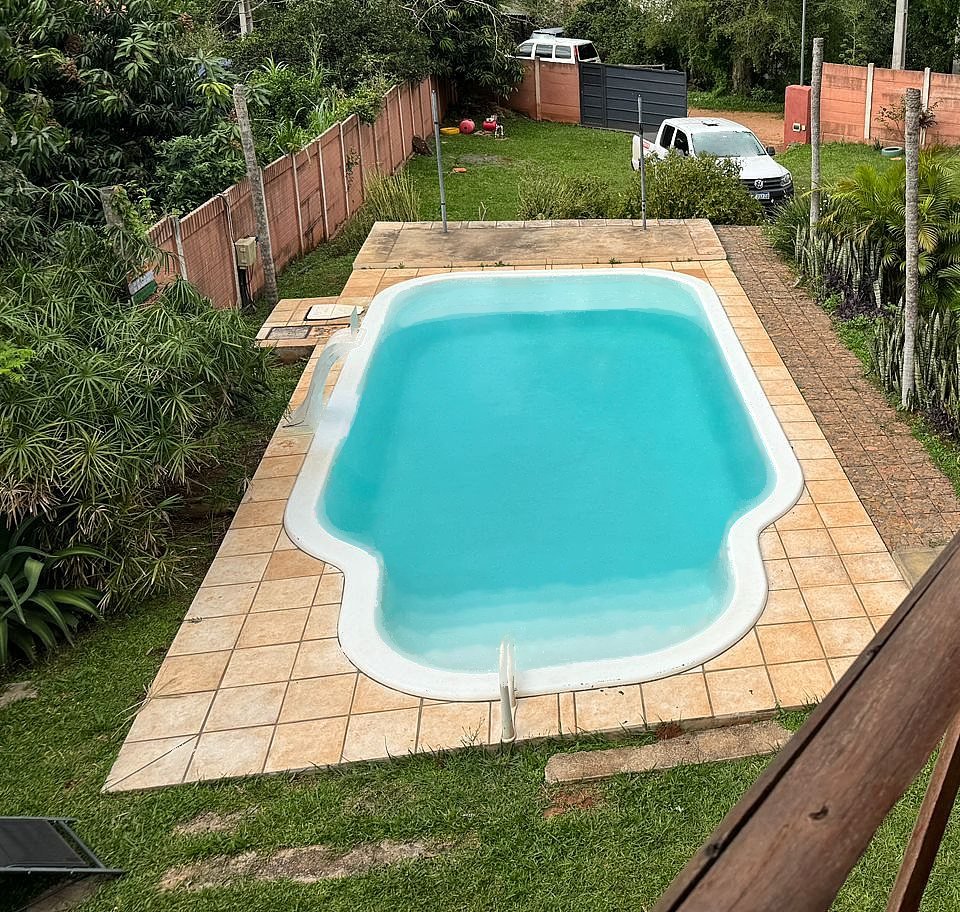 La piscina de 40 m² rodeada del parque arbolado