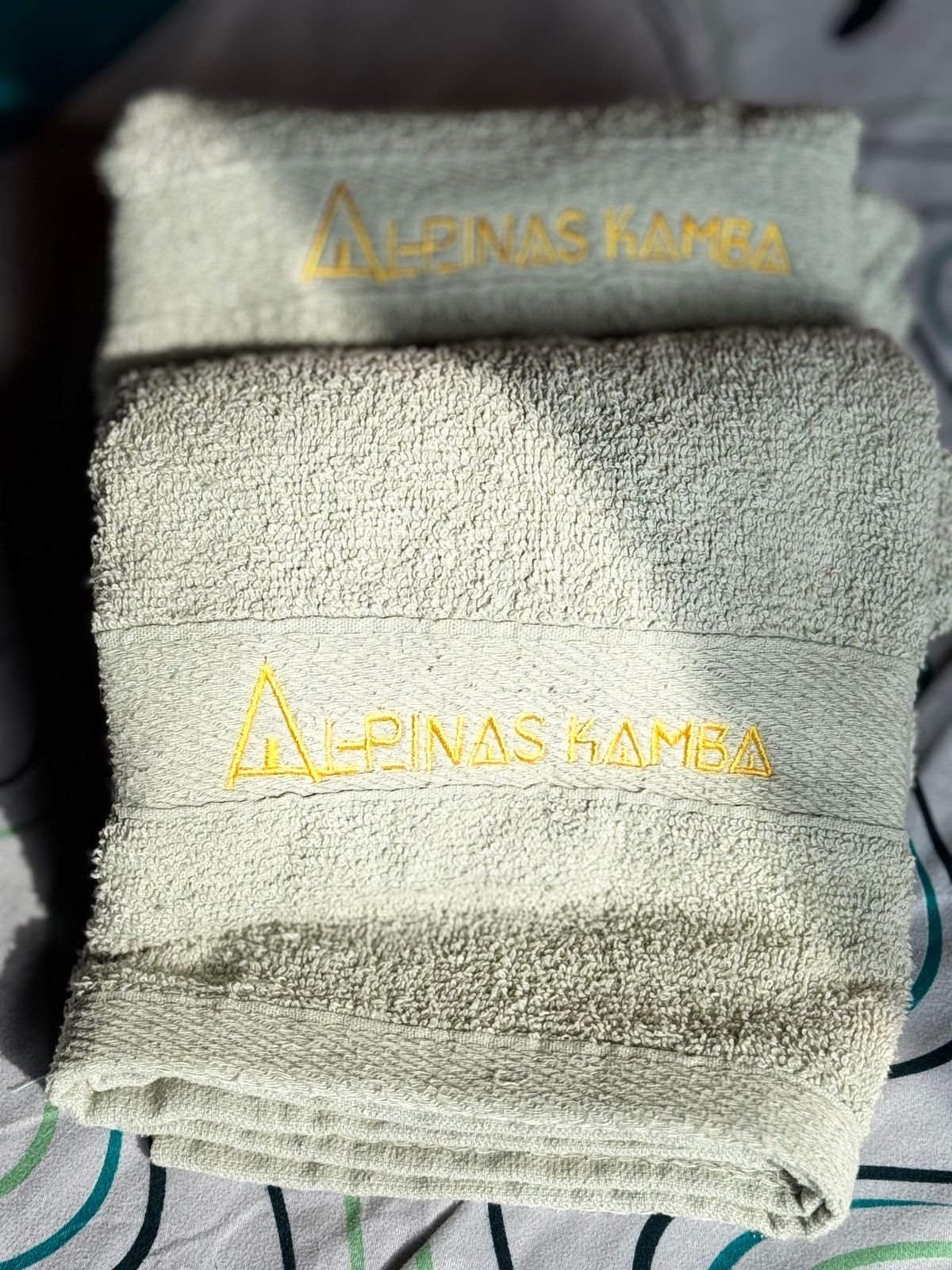 Toallas bordadas con el logo de Alpinas Kamba